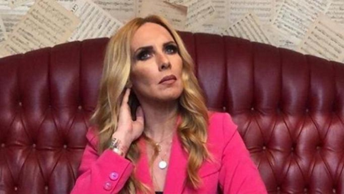 Η Εβελίνα Παπούλια μιλάει για τους Δύο Ξένους! «Μόνο ευτυχισμένο μπορεί να σε κάνει το γεγονός ότι…»