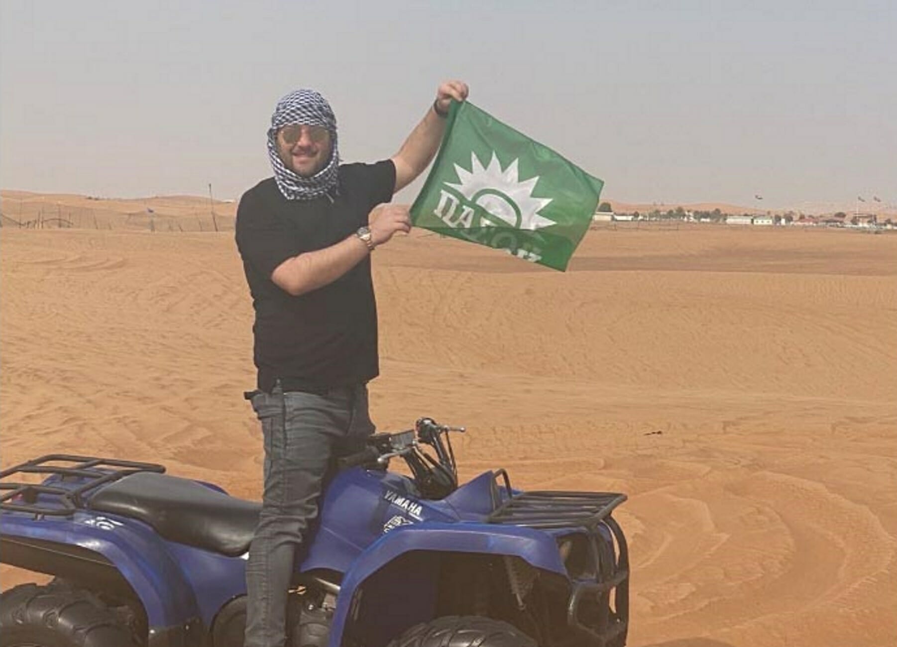 Τρίκαλα: Μόνο ΠΑΣΟΚ! Ταξίδεψε στο Ντουμπάι και όλοι ρωτούσαν για τη σημαία που είχε πάντα μαζί (Φωτό)