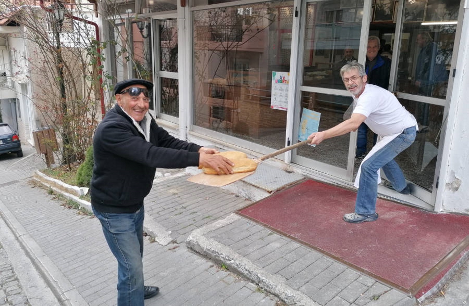 Κοζάνη: Πουλάει το ψωμί… αλλιώς, για να προστατευτεί από τον κορονοϊό!