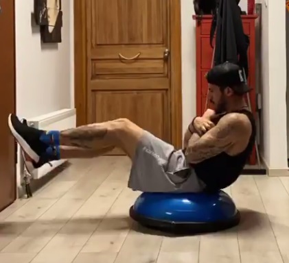 Ο Άκης Πετρετζίκης μας δείχνει πώς γυμνάζεται στο σπίτι του λόγω κορονοϊού! [video]