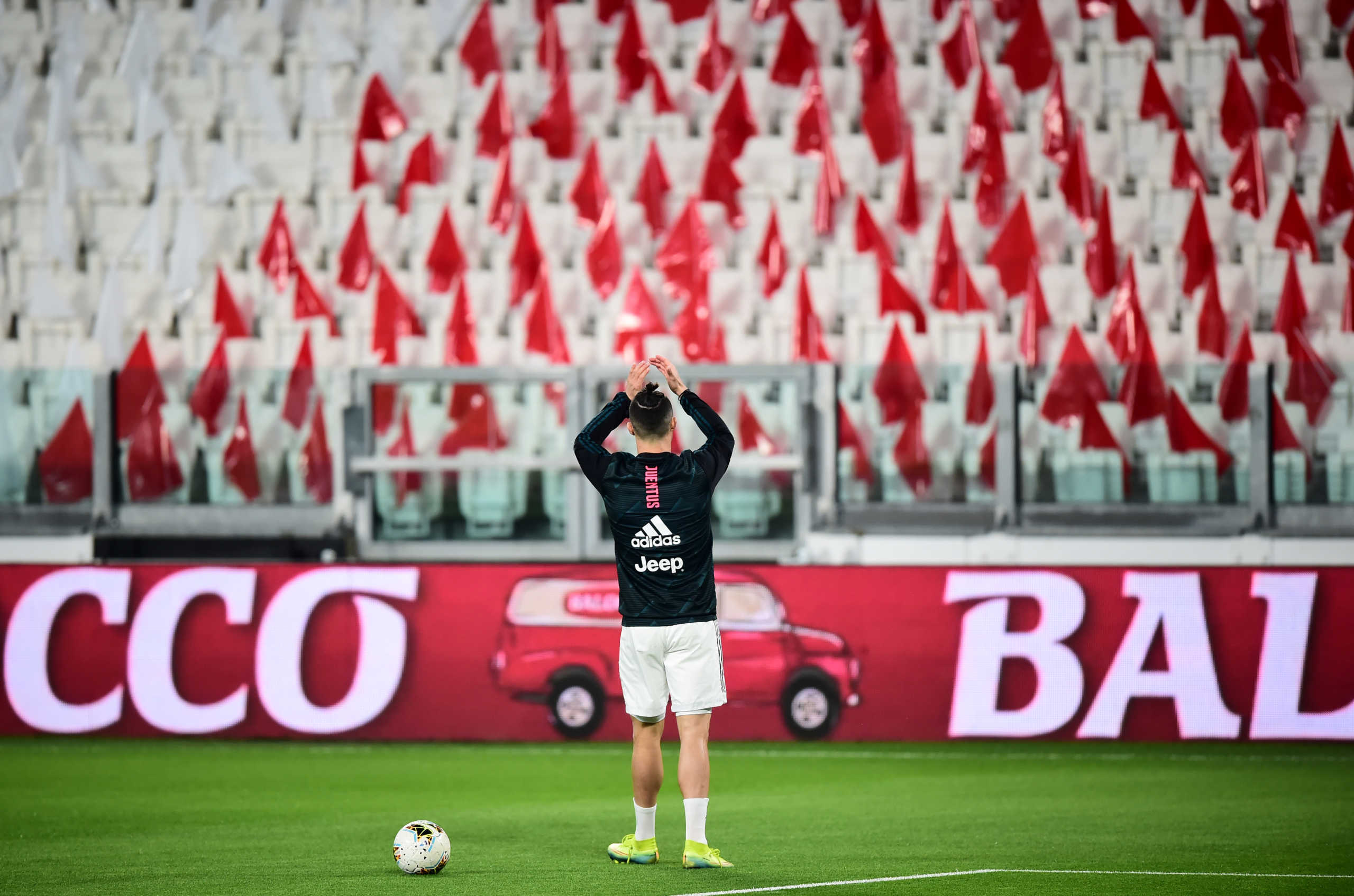 Soccer Football - Serie A - Juventus v Inter Milan - Allianz Stadium, Turin, Italy - March 8, 2020   Juventus' Cristiano Ronaldo appaluds during the warm up as the match is played behind closed doors as the number of coronavirus cases grows around the world   REUTERS
