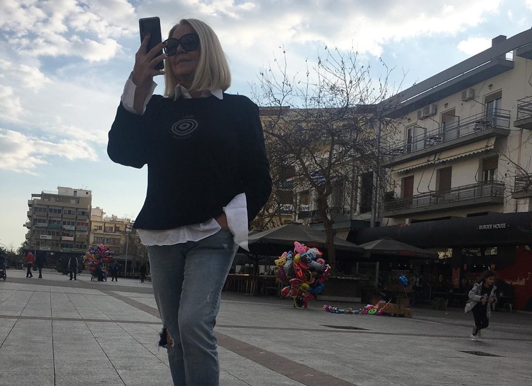 Ρούλα Κορομηλά: Συγκινούν τα λόγια της – «Είδα το φόβο ζωγραφισμένο στα μάτια κάποιων ηλικιωμένων και πόνεσε η ψυχή μου»