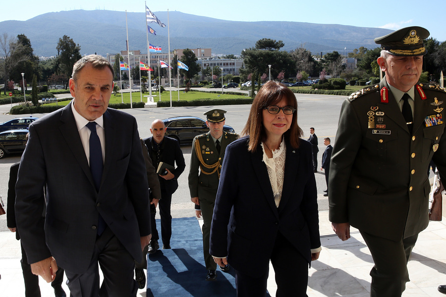 Στο ΥΕΘΑ η Πρόεδρος της Δημοκρατίας: Συνομιλία με τους φρουρούς των συνόρων στον Έβρο
