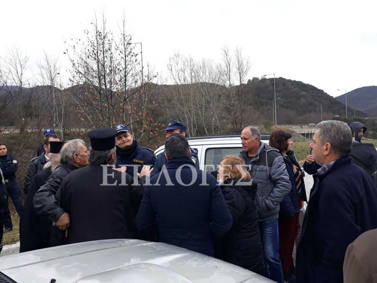 Σέρρες: Ένταση σε συγκέντρωση κατοίκων για την κλειστή δομή! Η συμφωνία τους έβγαλε στους δρόμους (Φωτό)