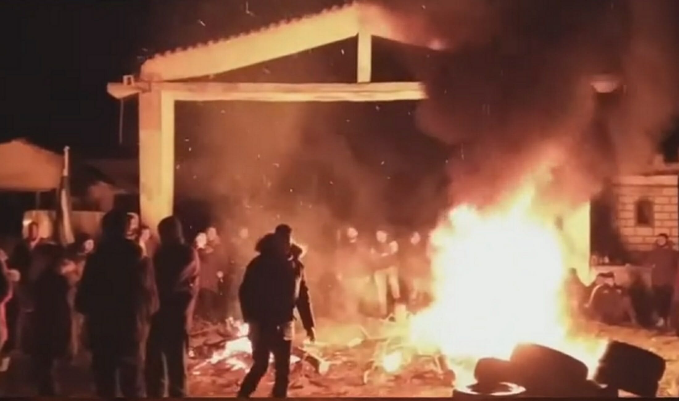 Σέρρες: Συγκέντρωση διαμαρτυρίας για το κλειστό κέντρο πριν το ξημέρωμα! Φωτιές και συνθήματα (Βίντεο)