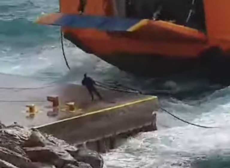 Σίκινος: Η μάχη του πλοίου στα κύματα για να δέσει στο λιμάνι! Εικόνες που καθηλώνουν (Βίντεο)