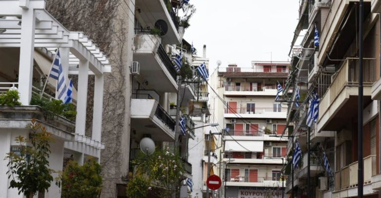 25η Μαρτίου: Κάθε σπίτι και μια ελληνική σημαία στη Λάρισα! Έτσι τιμούν την εθνική μας επέτειο (Φωτό)