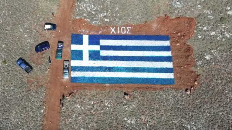 Χίος: Έργο τέχνης με ελληνική σημαία στο σημείο που επρόκειτο να γίνει η κλειστή δομή για πρόσφυγες και μετανάστες (Βίντεο)