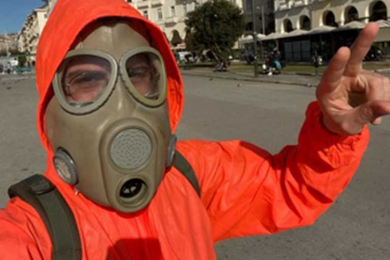Θεσσαλονίκη: Πήγε για καφέ με φόρμα χημικής προστασίας… λόγω κορονοϊού! video