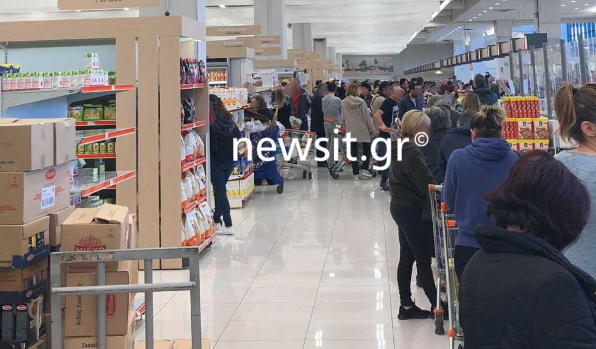 Κορονοϊός: Χαμός στα σούπερ μάρκετ! Αδειάζουν τα ράφια, ουρές στα ταμεία (photo)