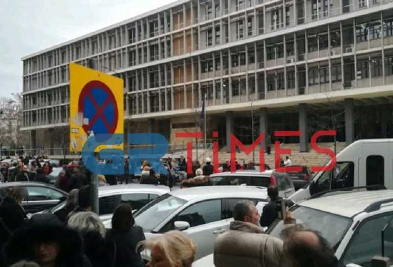 Θεσσαλονίκη: Τηλεφώνησαν για βόμβα στα δικαστήρια! Κυκλοφοριακή σύγχυση έξω από το Μέγαρο (Φωτό)