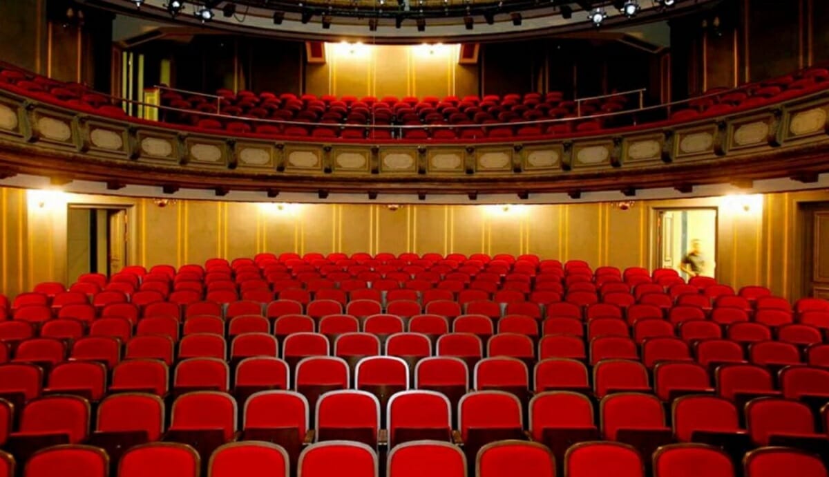 Πασίγνωστος Έλληνας ηθοποιός τοποθετεί αλουμίνια! «Βοηθός είμαι, δεν έχω δική μου εταιρία»