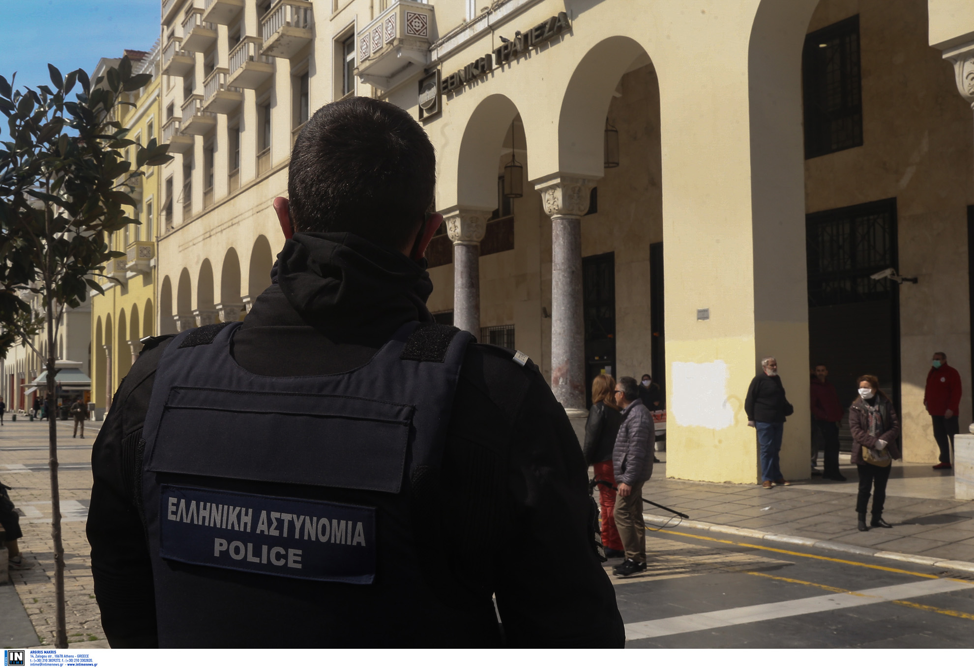 Ουρές έξω από τις τράπεζες στη Θεσσαλονίκη – Έλεγχοι από την αστυνομία
