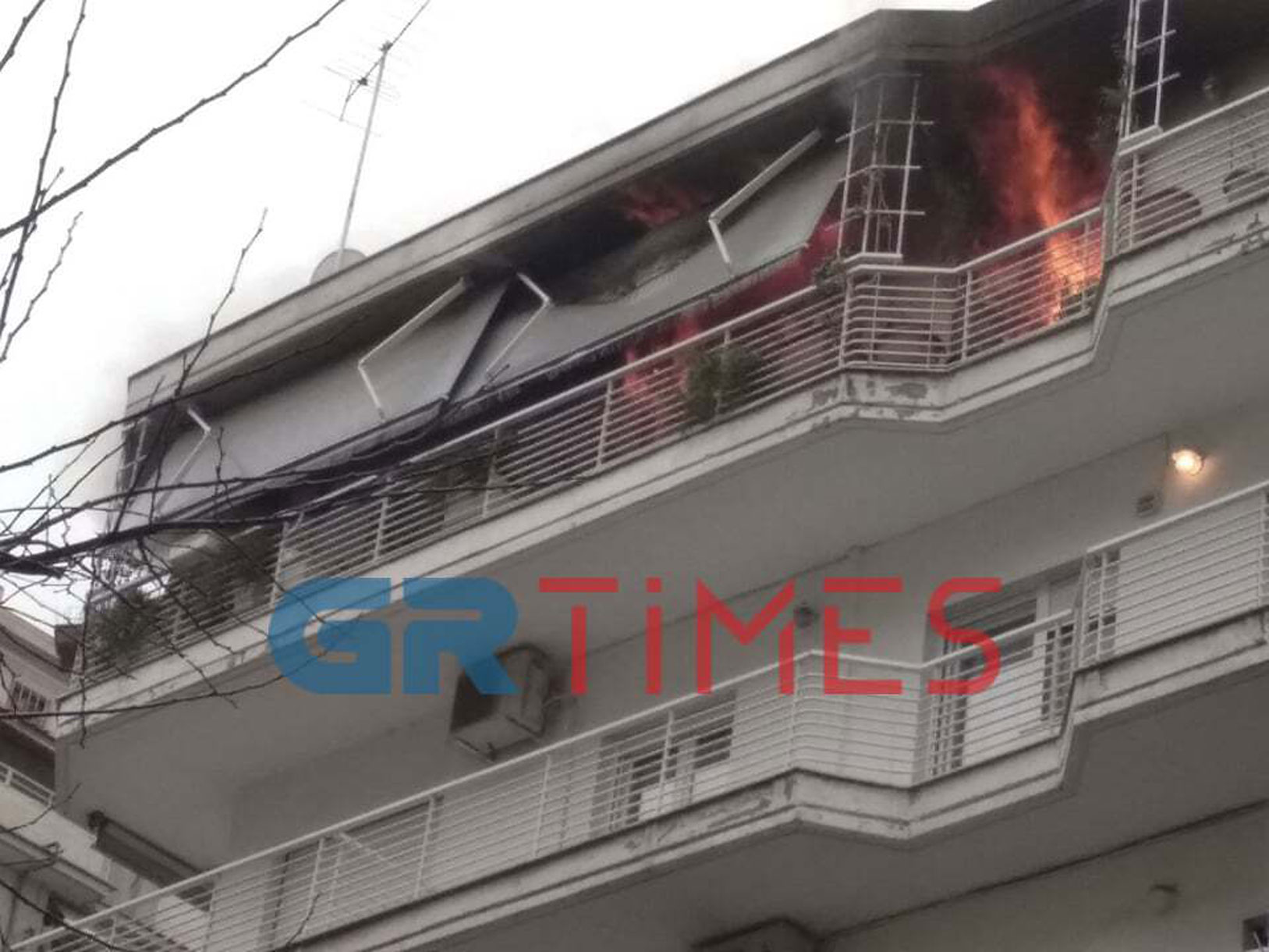 Μεγάλη φωτιά σε διαμέρισμα στη Θεσσαλονίκη
