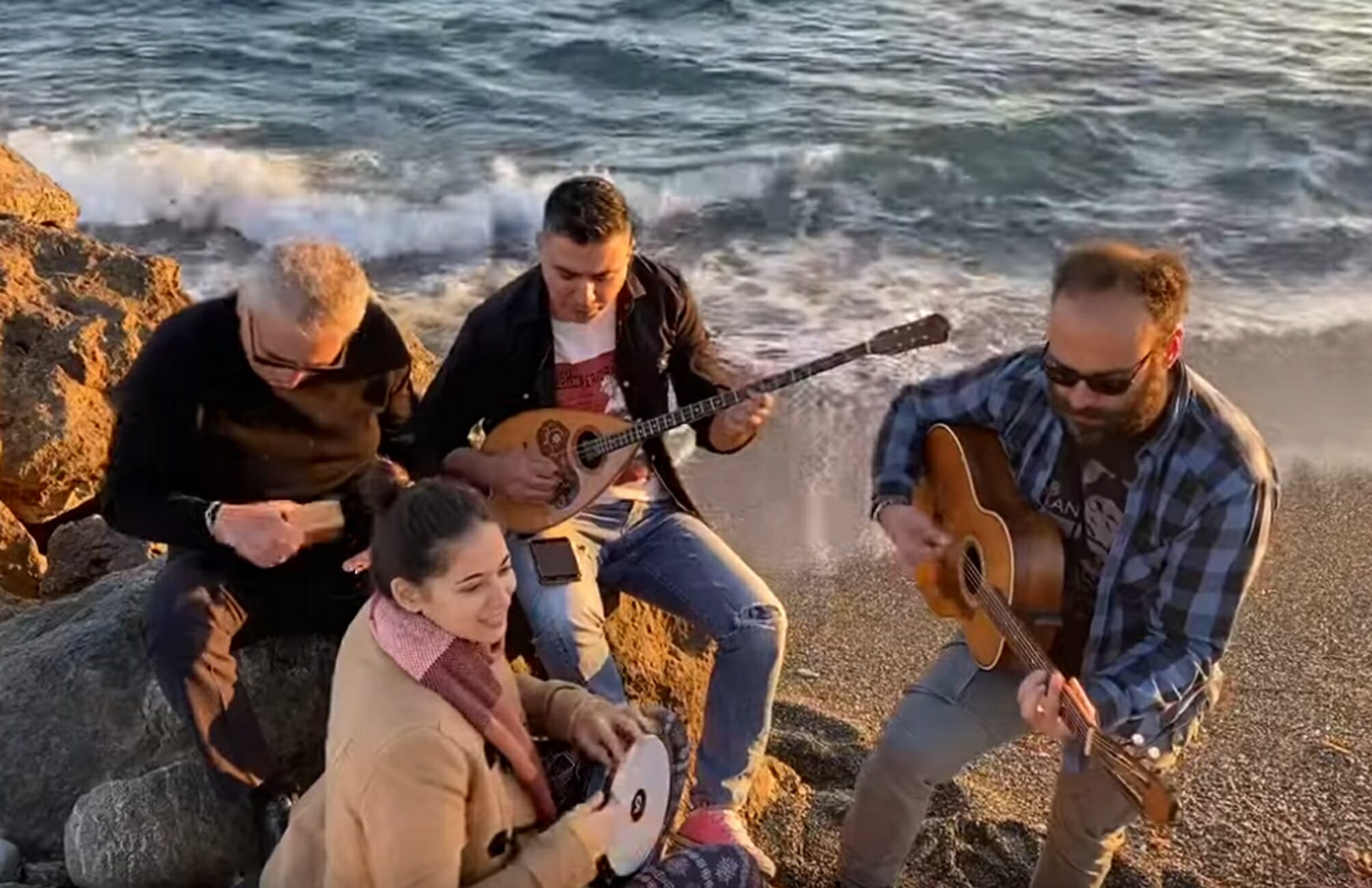 Κορονοϊός: Επικό τραγούδι στην Κρήτη! “Βγάλε τη μάσκα μη φοβάσαι φίλα με πανάθεμά σε”