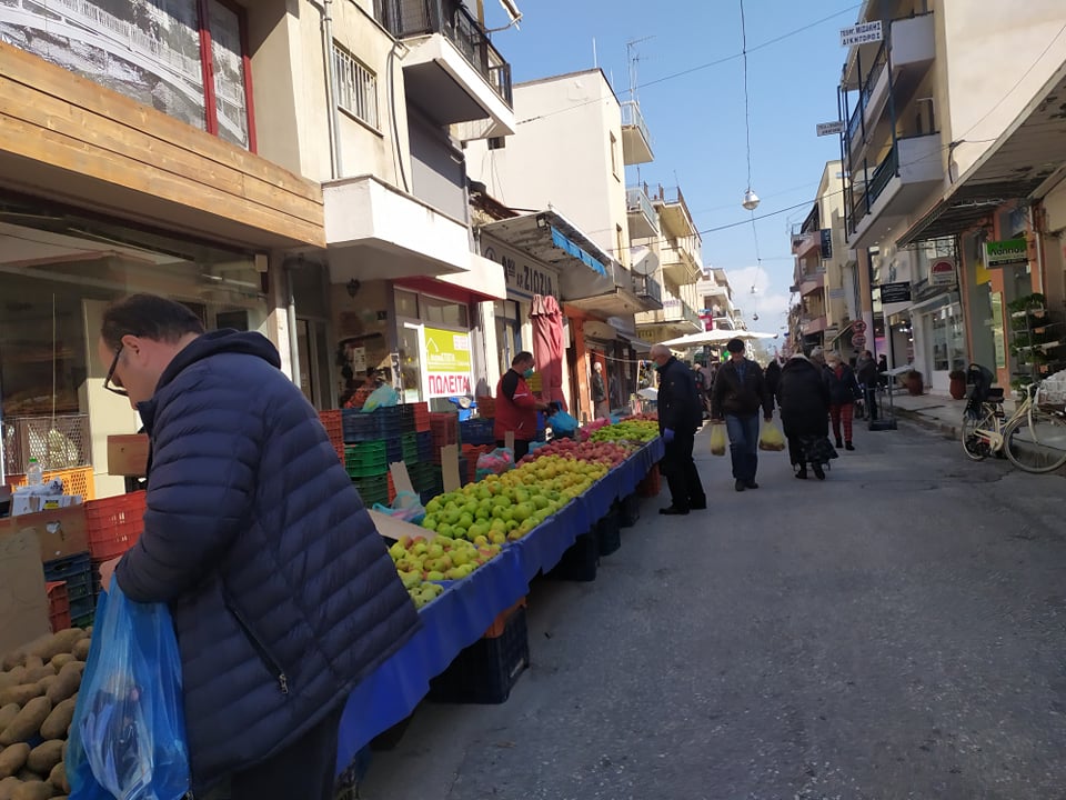 Κορονοϊός: Προβληματίζουν οι εικόνες σε λαϊκή αγορά στα Τρίκαλα! Οι πάγκοι χωρίς κανένα κενό (Φωτό)