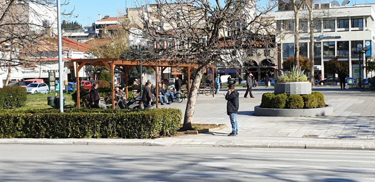 Κορονοϊός: Εδώ ο κόσμος χάνεται και οι… παππούδες λιάζονται στις πλατείες