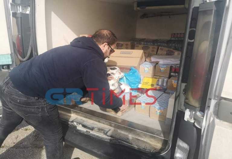 Έβρος: Τρόφιμα και νερά προσφέρουν πολίτες στις δυνάμεις ασφαλείας - Δείτε φωτογραφίες