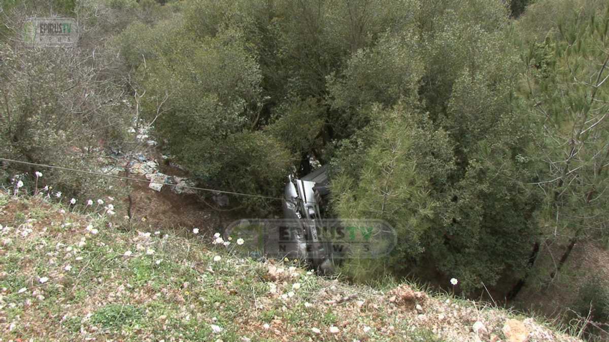 Σοκαριστικό τροχαίο: Αυτοκίνητο κατρακύλησε σε γκρεμό! video