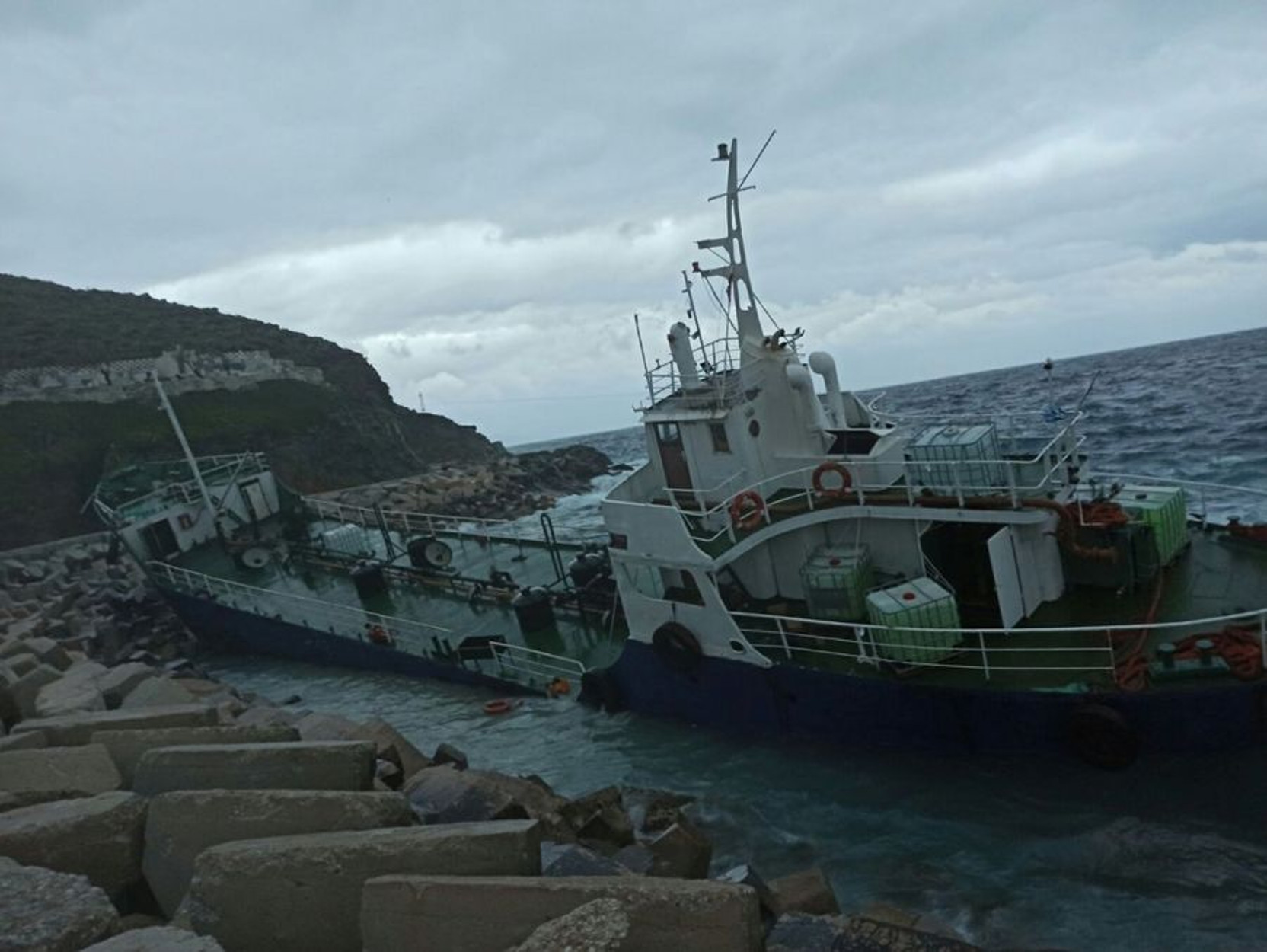 Για περιστατικό προσάραξης δεξαμενόπλοιου, με εκατόν ενενήντα (190) αλλοδαπούς επιβαίνοντες, στην εξωτερική πλευρά του λιμενοβραχίονα Ν. Κέας, ενημερώθηκε, πρώτες πρωινές ώρες σήμερα, το Ενιαίο Κέντρο Συντονισμού Έρευνας και Διάσωσης του Αρχηγείου του Λιμενικού Σώματος – Ελληνικής Ακτοφυλακής. Δευτέρα 16 Μαρτίου 2020. Με την άμεση κινητοποίηση του ΕΚΣΕΔ
