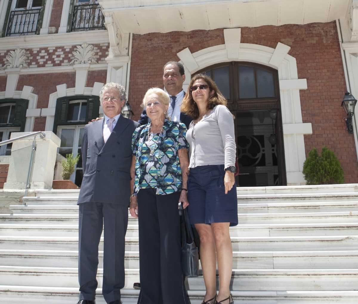 Η σύζυγος του Σερζ Ντασώ, Νικόλ Ντασώ (Κ) και τα τρία τους παιδιά Λορέν (Α), Τιερί (Π) και Μαρύ-Ελέν (Δ) έξω από το κτίριο της Περιφέρειας Κεντρικής Μακεδονίας. Η οικογένεια Ντασώ έχει καταγωγή από τη Θεσσαλονίκη και κατά την επίσκεψή τους πραγματοποιήθηκε ξενάγηση στο κτίριο και τους χώρους της Περιφέρειας Κεντρικής Μακεδονίας (κτίριο πρώην Νομαρχίας Θεσσαλονίκης), στο οποίο είχε ζήσει η πρόγονος της οικογένειας, Νοέμι Αλλατίνη. Θεσσαλονίκη, Δευτέρα 11 Ιουνίου 2012  ΑΠΕ ΜΠΕ