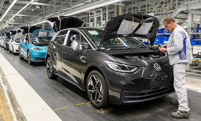 Η Volkswagen θέτει σε αναγκαστική άδεια σχεδόν 80.000 εργαζόμενους