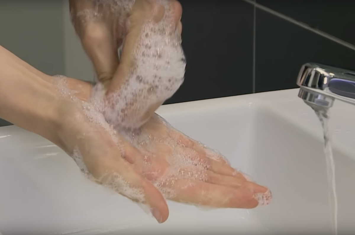 Προσοχή: Έτσι πλένουμε σωστά τα χέρια μας – Οι κινήσεις που δεν πρέπει να ξεχνάμε