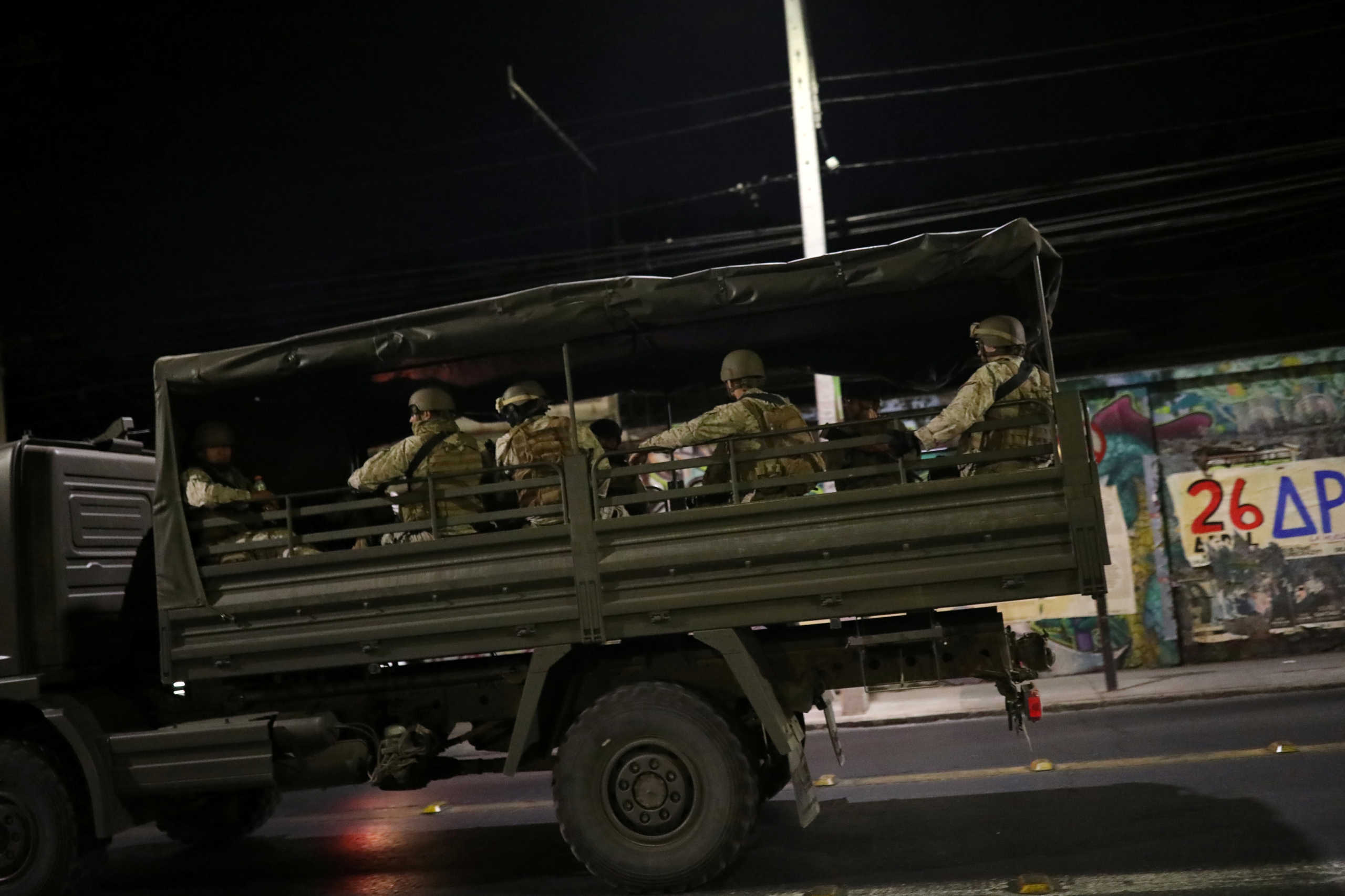 Κορονοϊός: Βγήκε ο στρατός στους δρόμους της Χιλής (pics)