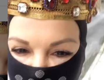 Ποια Ελληνίδα ηθοποιός πήγε στο σούπερ μάρκετ  με μάσκα και κορώνα στο κεφάλι;video