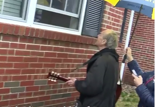 Ηλικιωμένος κάνει καντάδα στην αγαπημένη του που αρρώστησε από κορονοϊό! Το βίντεο που θα σας κάνει να δακρύσετε