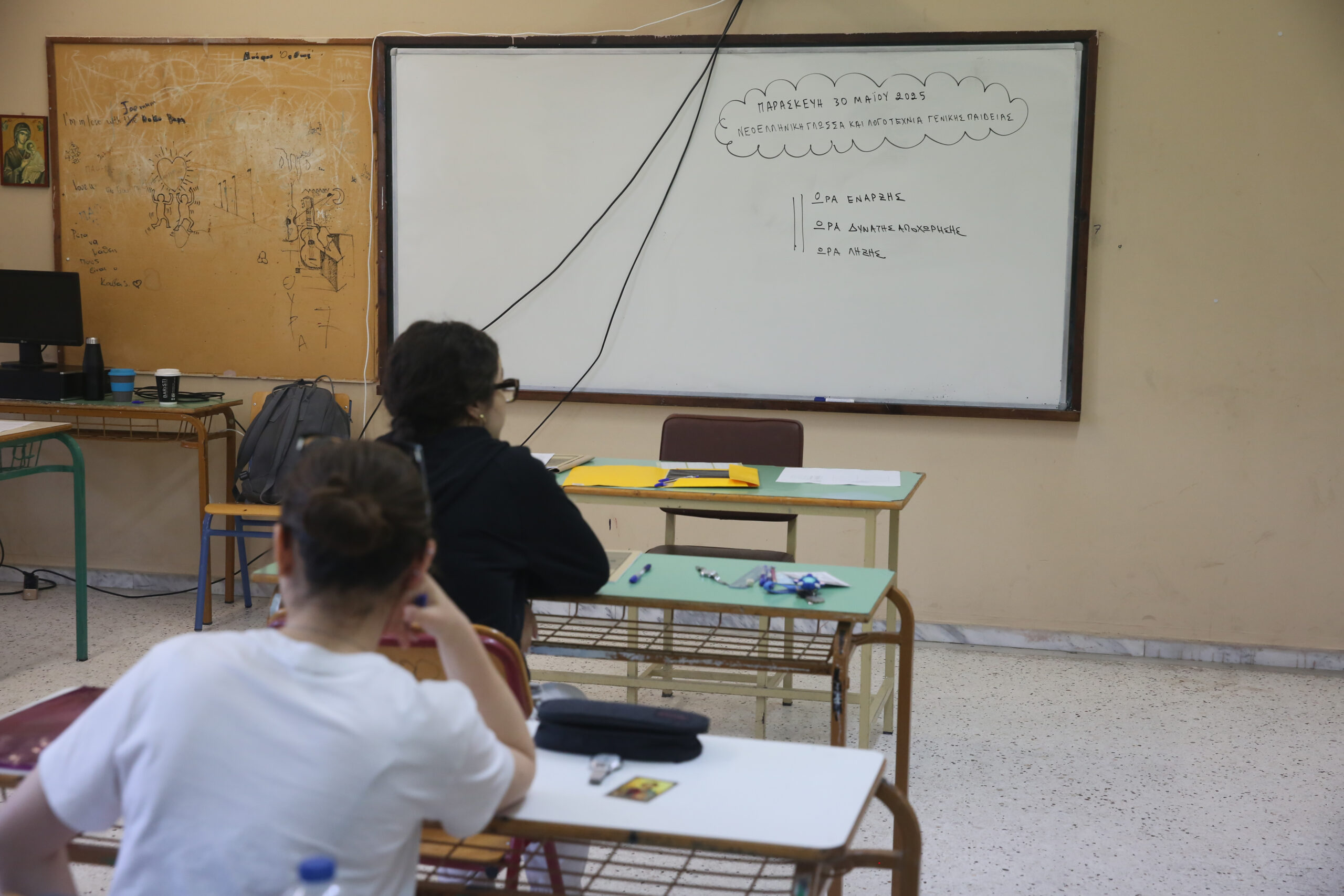 Στιγμιότυπο από γενικό Λύκειο της Αθήνας, Παρασκευή 30 Μαΐου 2025. Έναρξη των πανελλαδικών εξετάσεων με τους υποψηφίους των Γενικών Λυκείων (ΓΕΛ), να διαγωνίζονται στο μάθημα της Νεοελληνικής Γλώσσας και Λογοτεχνίας (Γενικής Παιδείας). (POOL/ΑΛΕΞΑΝΔΡΟΣ ΒΛΑΧΟΣ/EUROKINISSI)