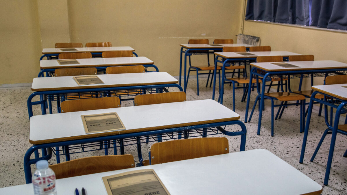 Στιγμιότυπο από γενικό Λύκειο του Πύργου Ηλείας, Παρασκευή 30 Μαΐου 2025. Έναρξη των πανελλαδικών εξετάσεων με τους υποψηφίους των Γενικών Λυκείων (ΓΕΛ), να διαγωνίζονται στο μάθημα της Νεοελληνικής Γλώσσας και Λογοτεχνίας (Γενικής Παιδείας). (ΓΙΑΝΝΗΣ ΣΠΥΡΟΥΝΗΣ/ILIALIVE.GR/EUROKINISSI)