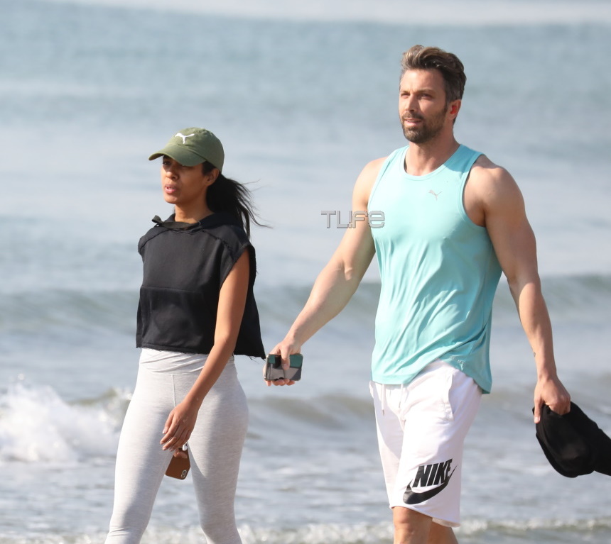 Θοδωρής Θεοδωρόπουλος: Βόλτα στην παραλία με την καλλονή Ινδή σύζυγό του! [pics]