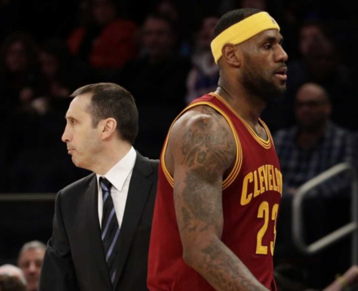 epa04632692 Cleveland Cavaliers forward LeBron James (R) walks past Cleveland Cavaliers head coach David Blatt during the second half of the NBA game between the Cleveland Cavaliers and the New York Knicks at Madison Square Garden in New York, New York, USA, 22 February 2015.  EPA