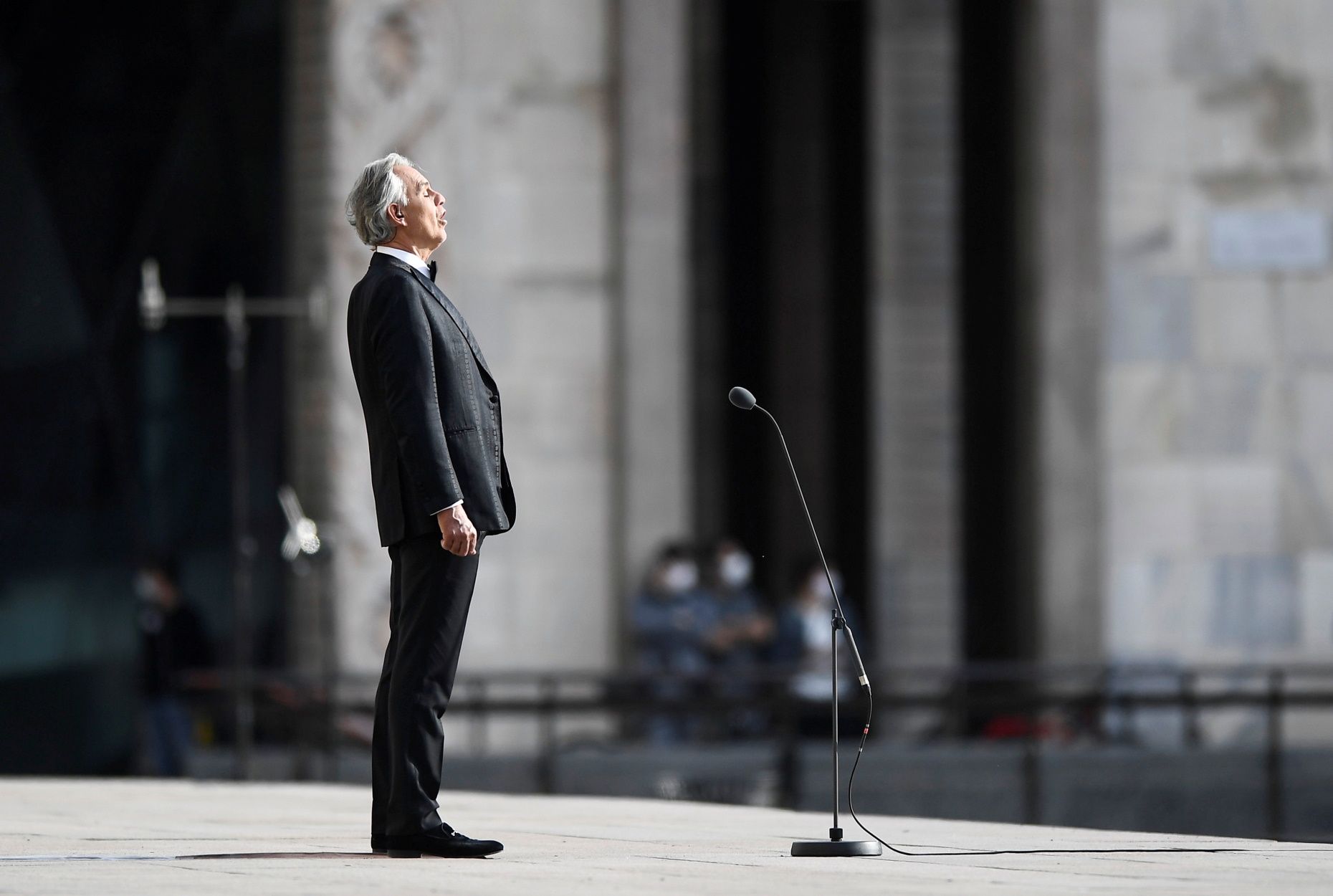 Υπέροχη φωνή ελπίδας! Ο Andrea Bocelli τραγούδησε στον άδειο καθεδρικό του Ντουόμο στο Μιλάνο (video)
