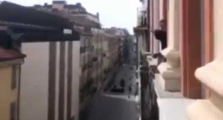 Άσος της Γιουβέντους μένει σπίτι και τραγουδάει Beatles στη γειτονιά από το μπαλκόνι του (video)