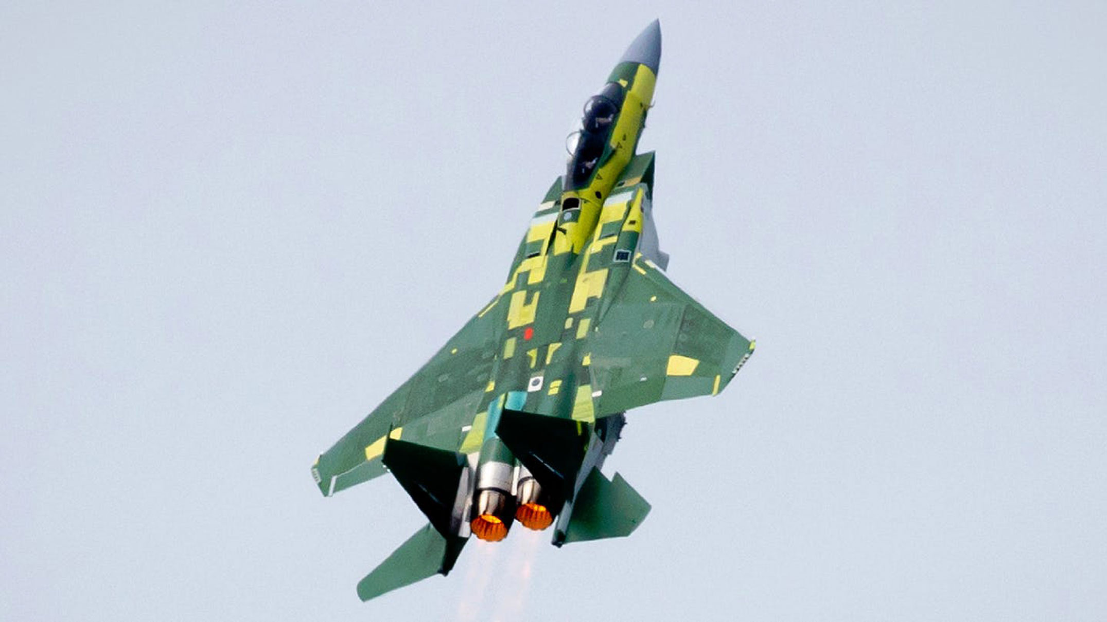 Παρθενική πτήση για το F-15QA, το νεότερο και καλύτερο μοντέλο της σειράς (pic/vid)