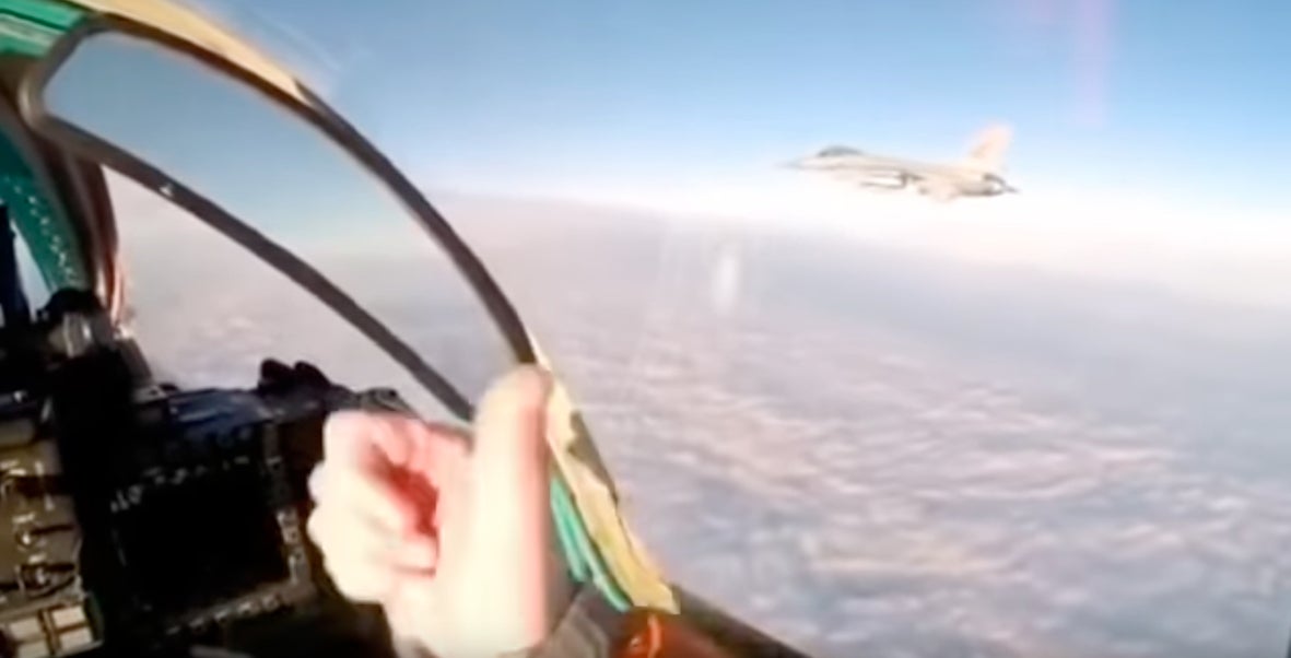 Επεισόδιο στον αέρα! Ρωσικό MiG-31 και F-16 του ΝΑΤΟ συναντιούνται με τον ένα πιλότο να προκαλέι τον άλλο (vid)