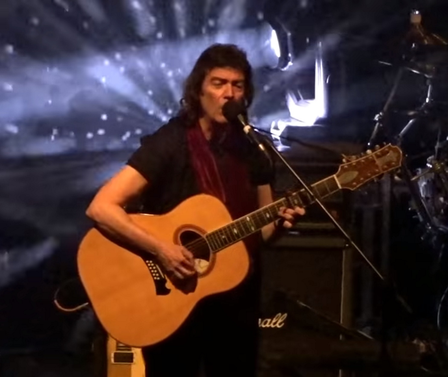 Από το σπίτι του, ο Steve Hackett των Genesis παίζει “Blood on the Rooftops”