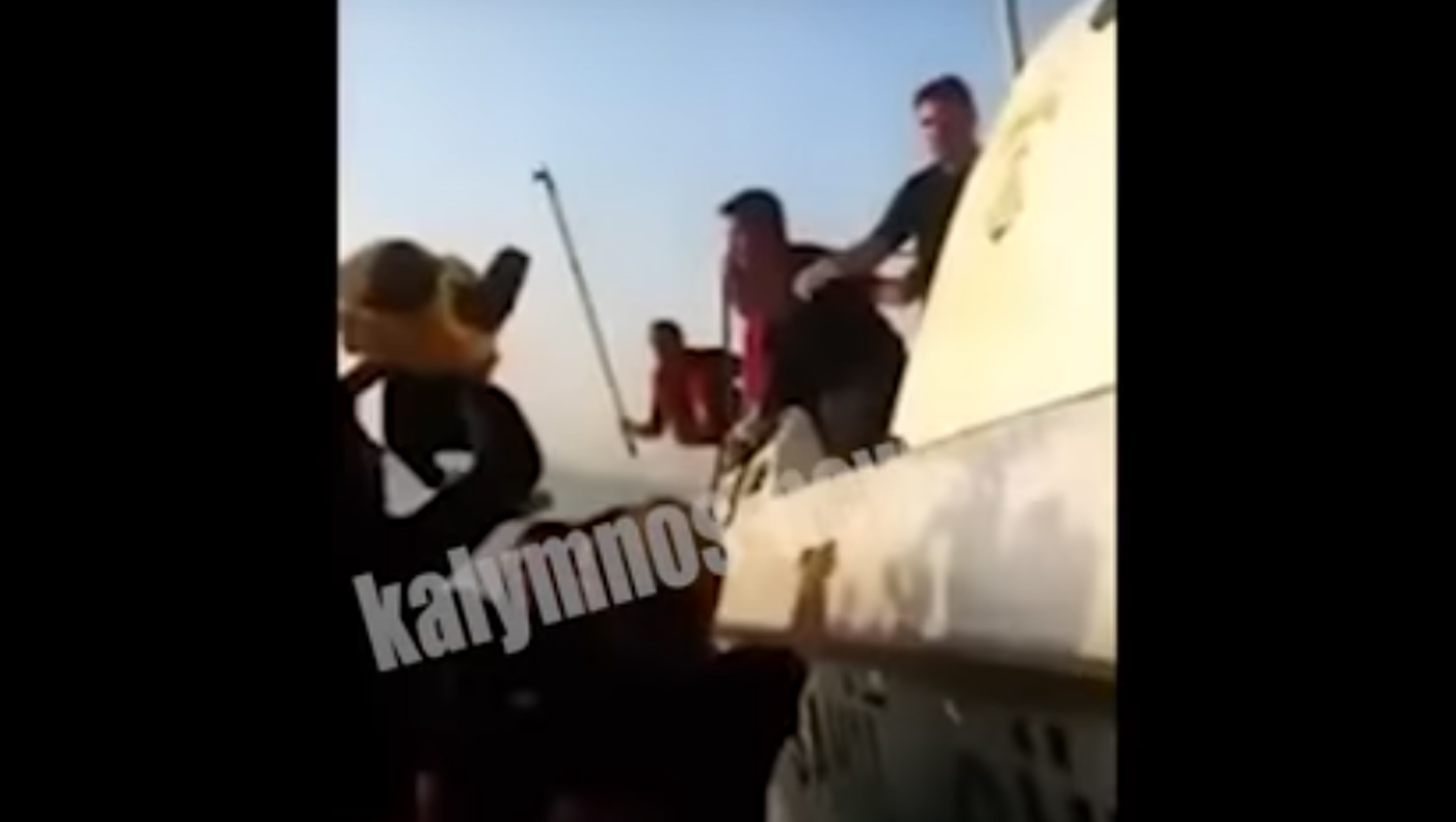 Βίντεο ντοκουμέντο: Τούρκοι λιμενικοί χτυπούν ανελέητα πρόσφυγες που επιβαίνουν σε βάρκα