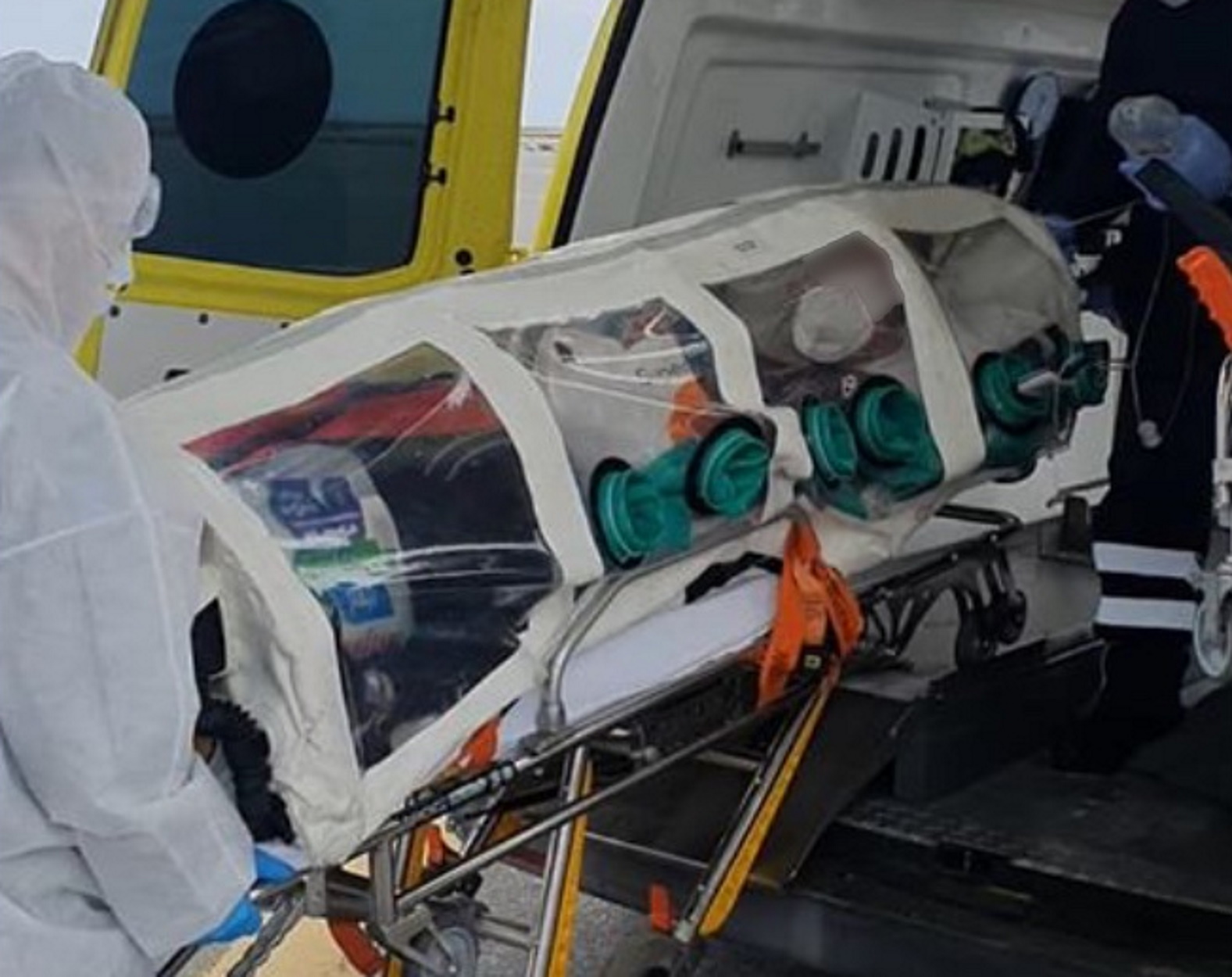 Κρήτη: Εντυπωσιακή αερομεταφορά ασθενούς μέσα σε ειδική κάψουλα αρνητικής πίεσης (pics, video)