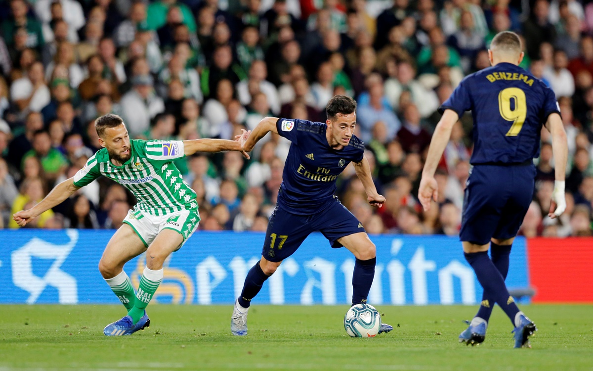 Soccer Football - La Liga Santander - Real Betis v Real Madrid - Estadio Benito Villamarin, Seville, Spain - March 8, 2020   Real Madrid's Lucas Vazquez in action with Real Betis' Sergio Canales    REUTERS
