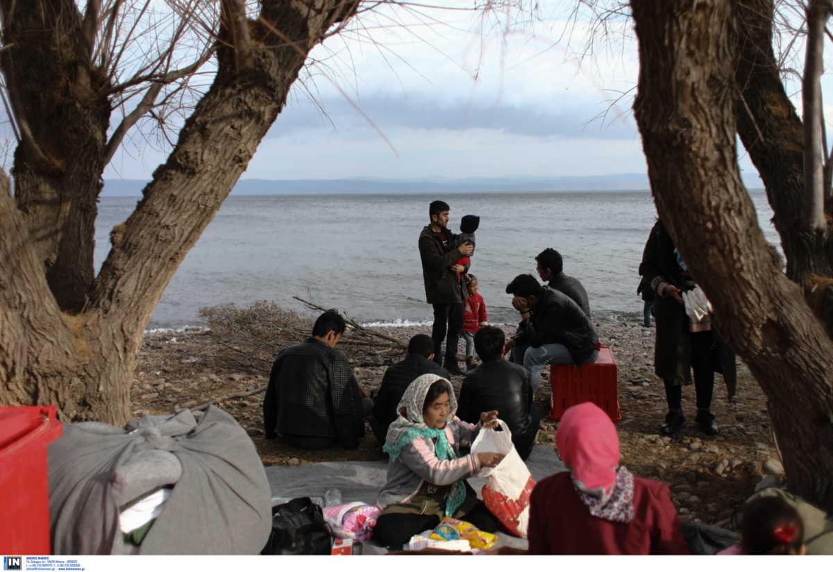 “Κόντρα” στον κορονοϊό και τον καιρό: Δεκάδες μετανάστες αποβιβάστηκαν στις ακτές της Λέσβου