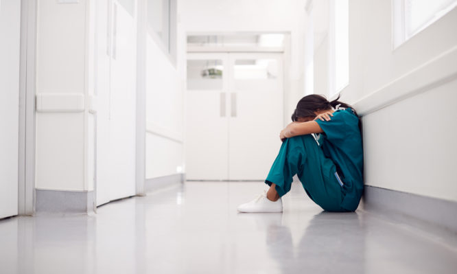 Κορονοϊός: Θυσιάζουν και την ψυχική υγεία τους για να μας σώσουν – Έρευνα σε εργαζομένους στα νοσοκομεία