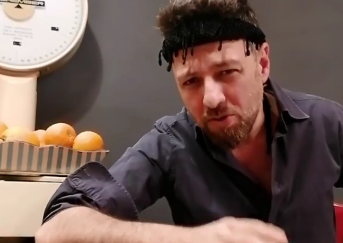 Μάνος Παπαγιάννης: Με τον πιο χιουμοριστικό τρόπο στέλνει μήνυμα σε όσους σκέφτονται να “σπάσουν” την καραντίνα