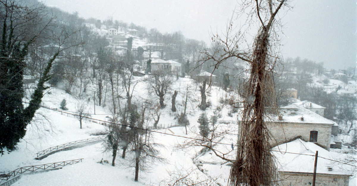 Καιρός: Μαγευτικό τοπίο στα χωριά του Πηλίου που ντύθηκαν στα λευκά