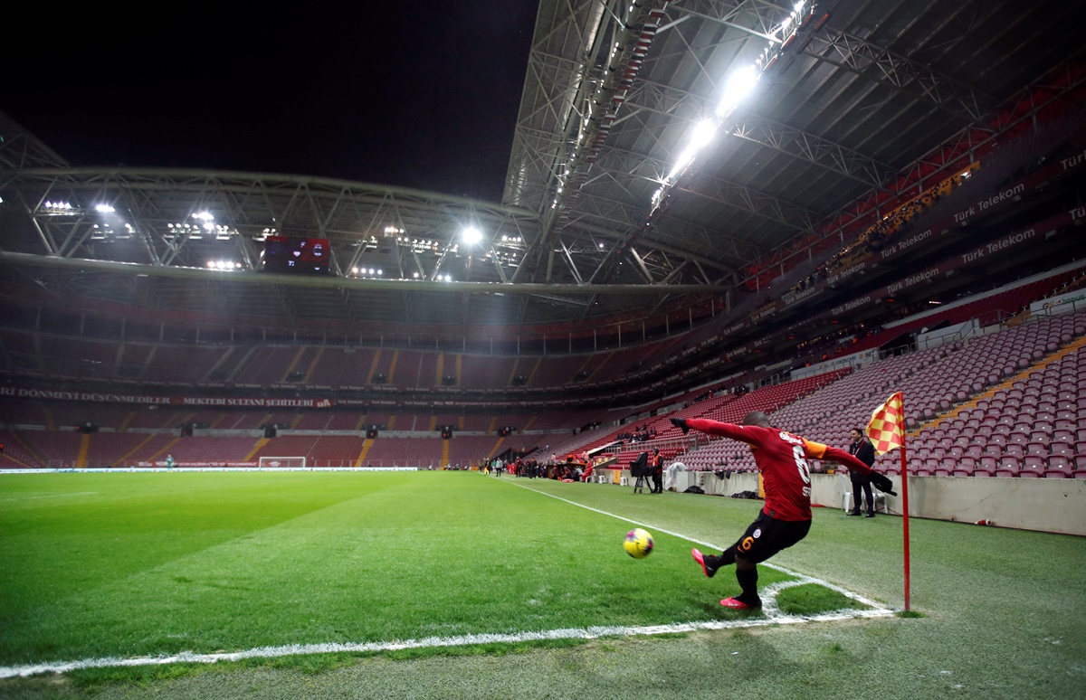 Soccer Football - Super Lig - Galatasaray v Besiktas - Turk Telekom Stadium, Istanbul, Turkey - March 15, 2020   Galatasaray's Jean Michael Seri takes a corner as the match is played behind closed doors as the number of coronavirus cases grow around the world   REUTERS