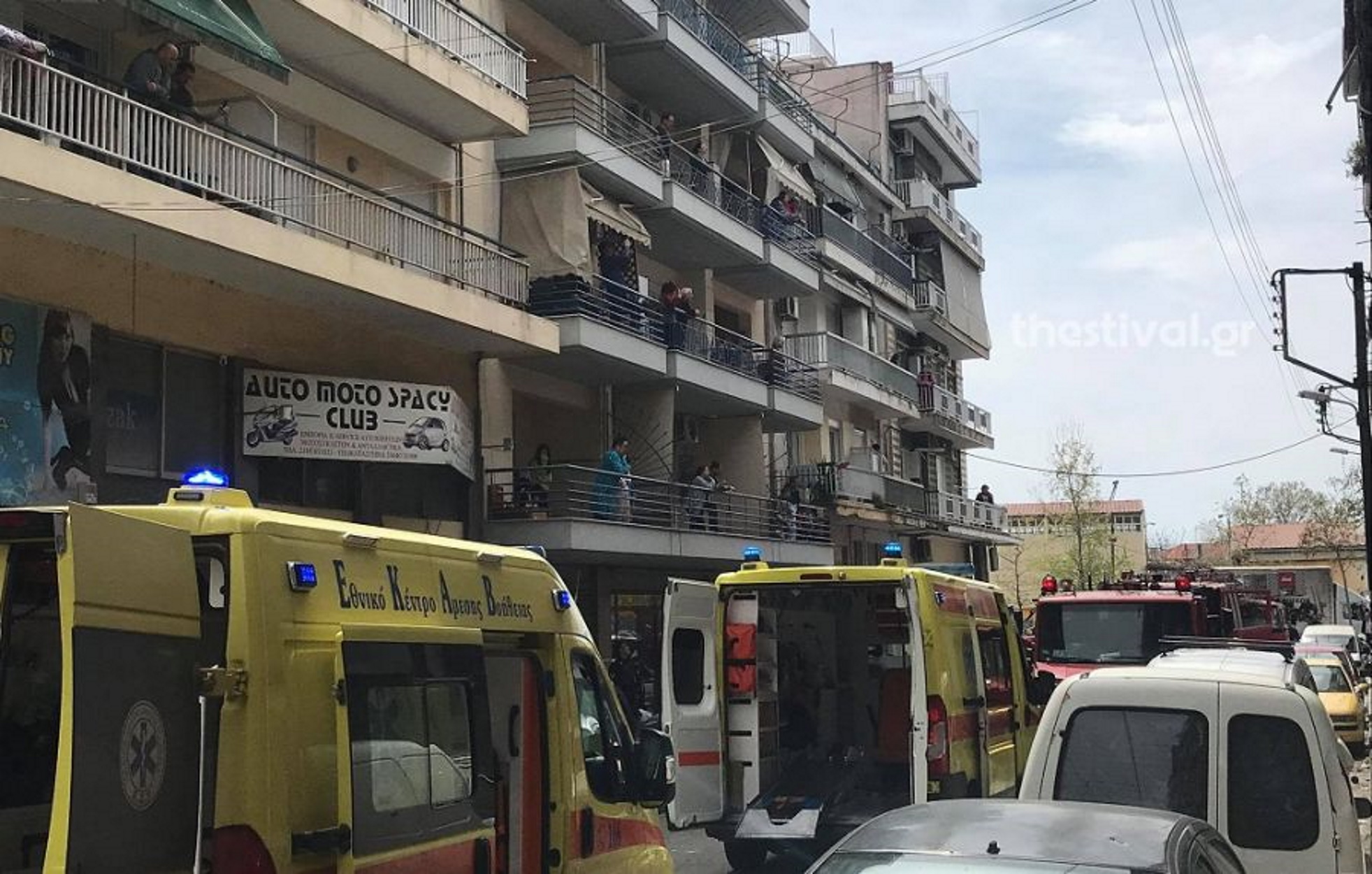 Φωτιά σε διαμέρισμα στη Θεσσαλονίκη – Στο νοσοκομείο με εγκαύματα τρεις άνθρωποι