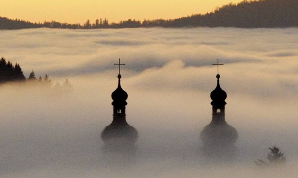 The church spires of the minster in St. Peter in the Black Forest emerge from the fog on December 27, 2011. Valleys of the southern Black Forest, southwestern Germany, were covered in a field of high fog.      AFP PHOTO