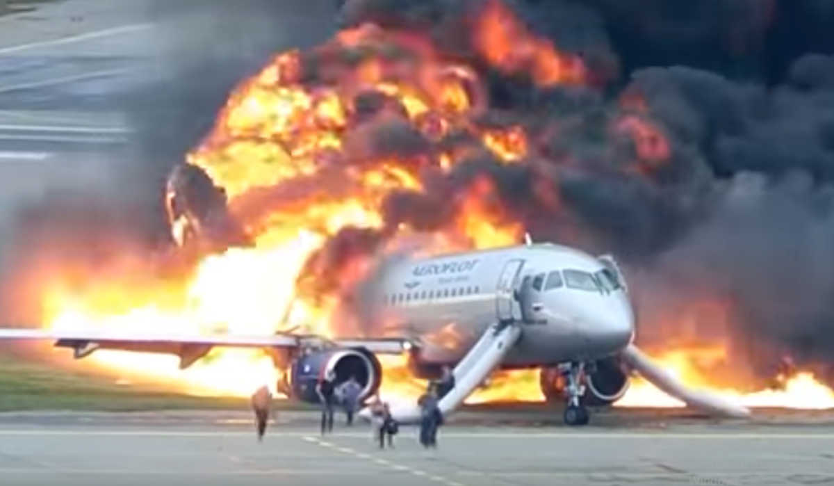 Σοκαριστικό βίντεο – Αεροσκάφος τυλιγμένο στις φλόγες στον διάδρομο προσγείωσης